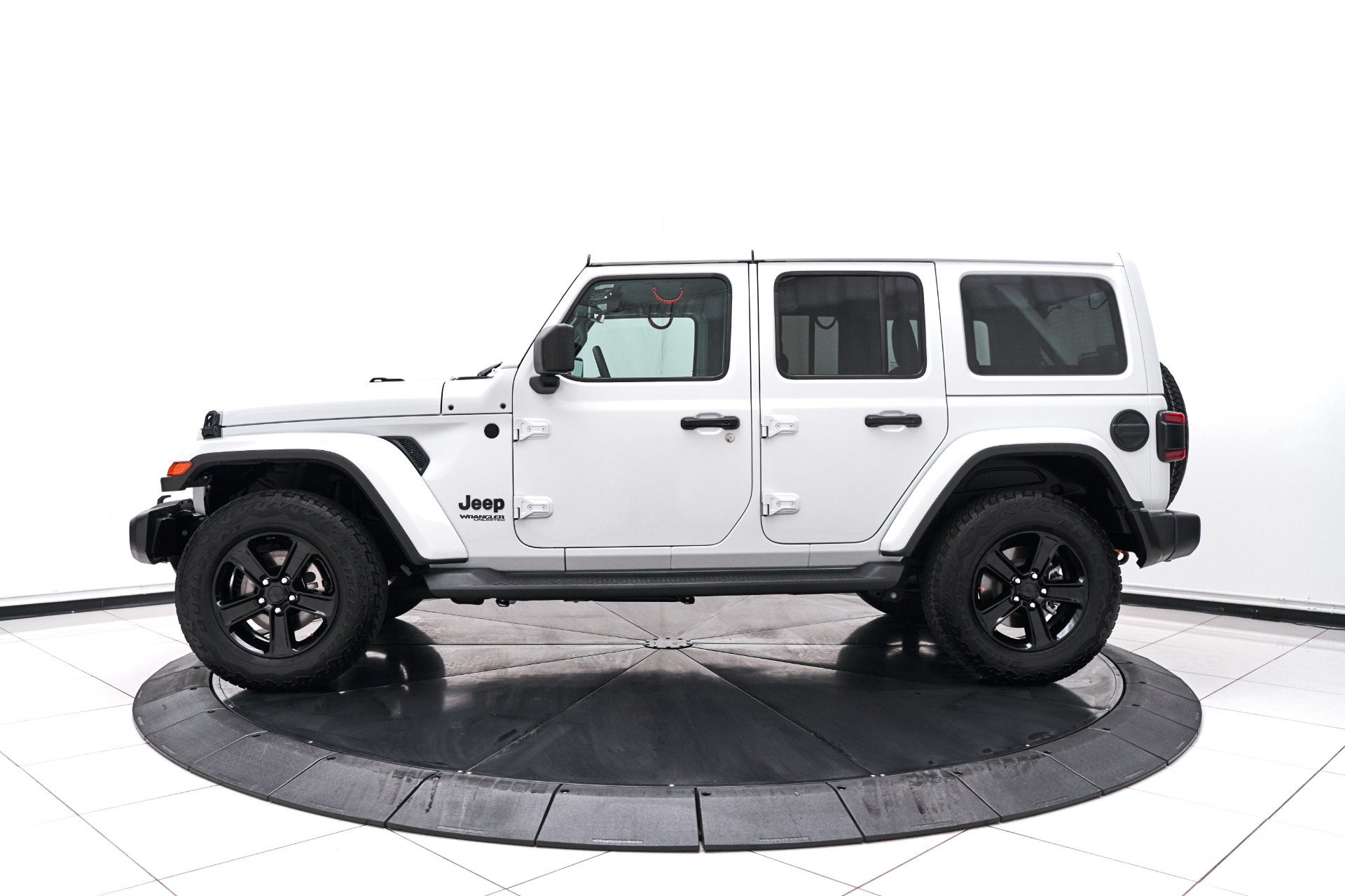 Jeep Wrangler Unlimited Sahara White