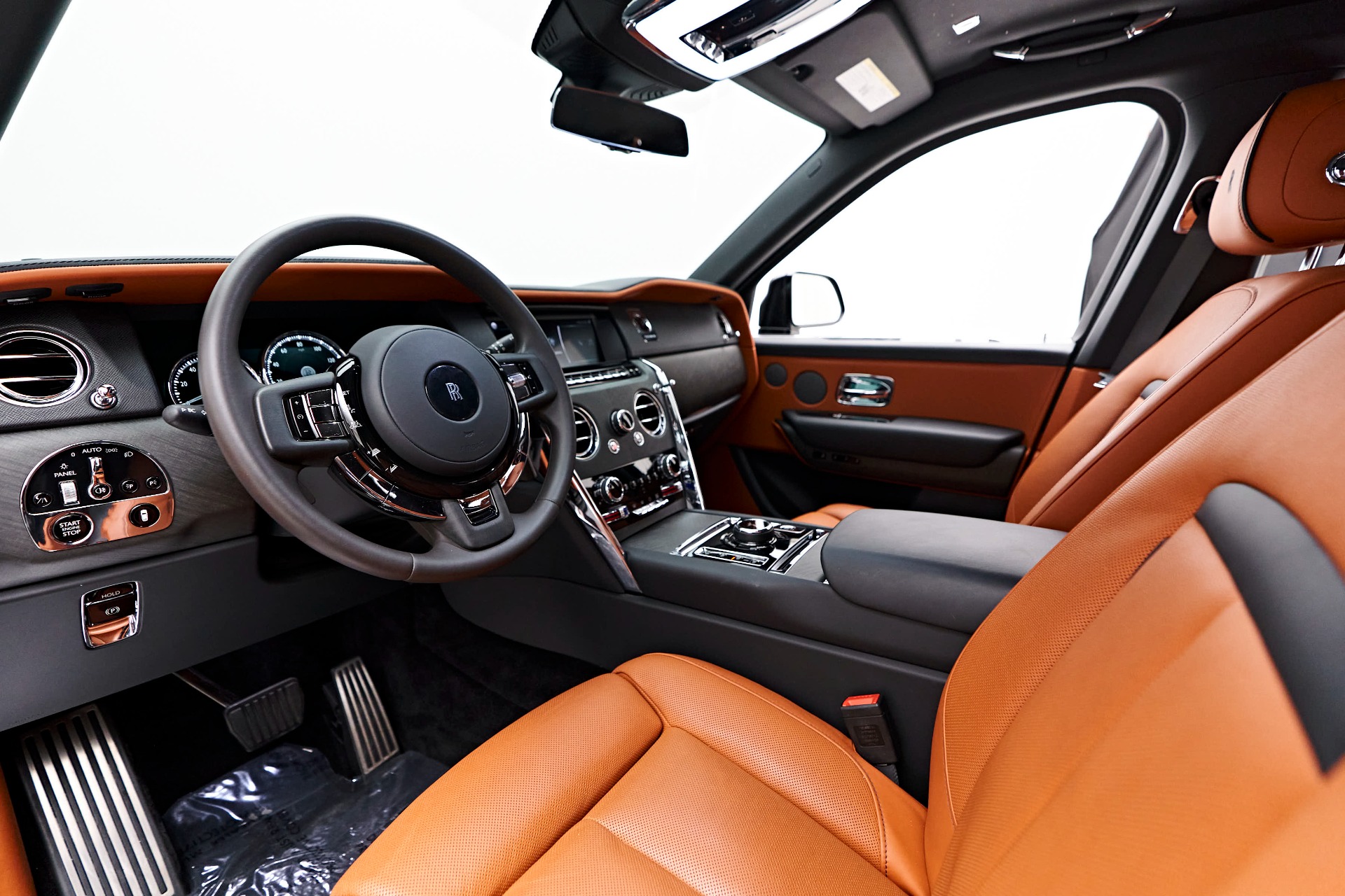RollsRoyce Cullinan Black Badge with Armagnac Interior  Dourado Luxury  Cars