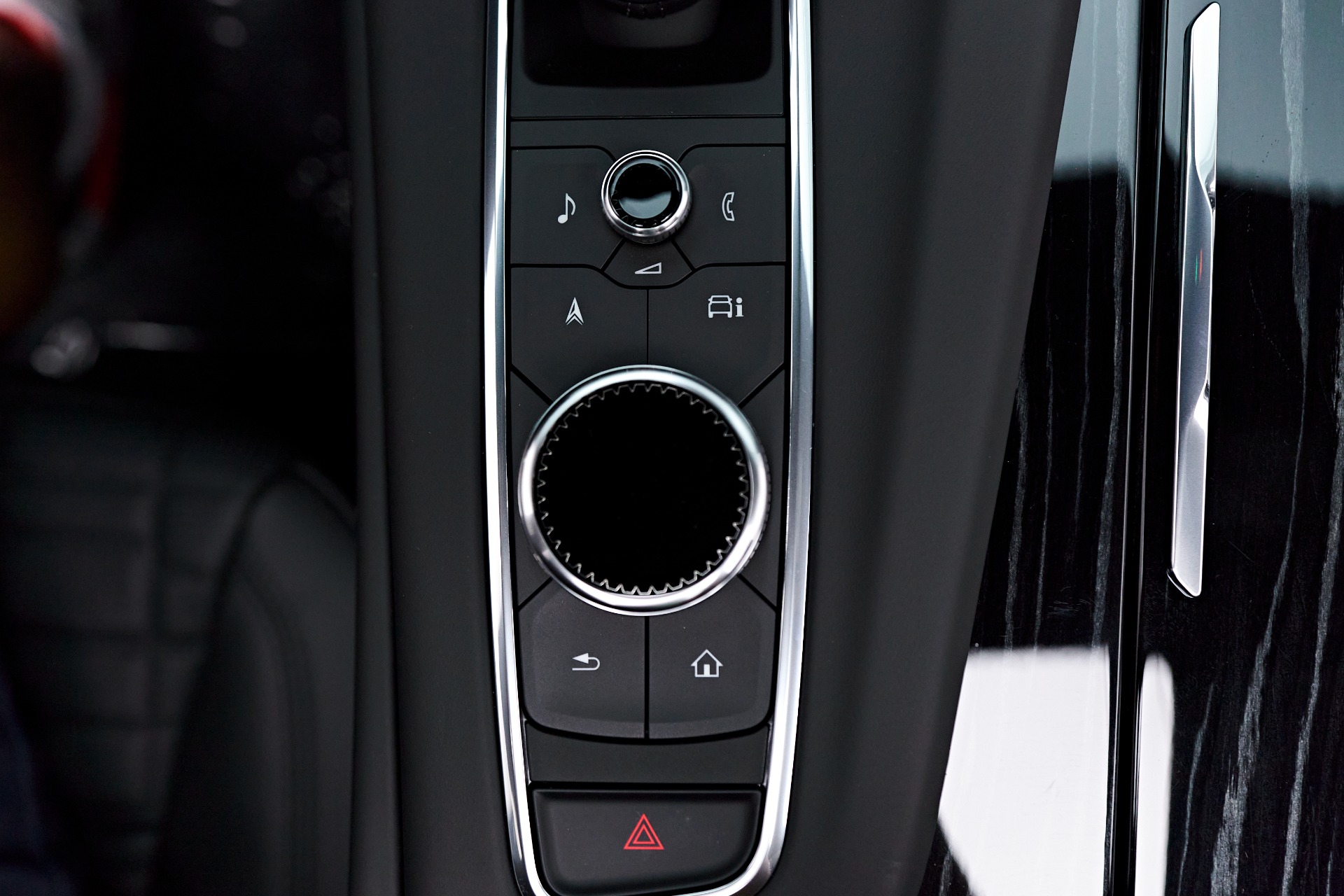 Mercedes-Benz V-Class: centre console with integral refrigerated
