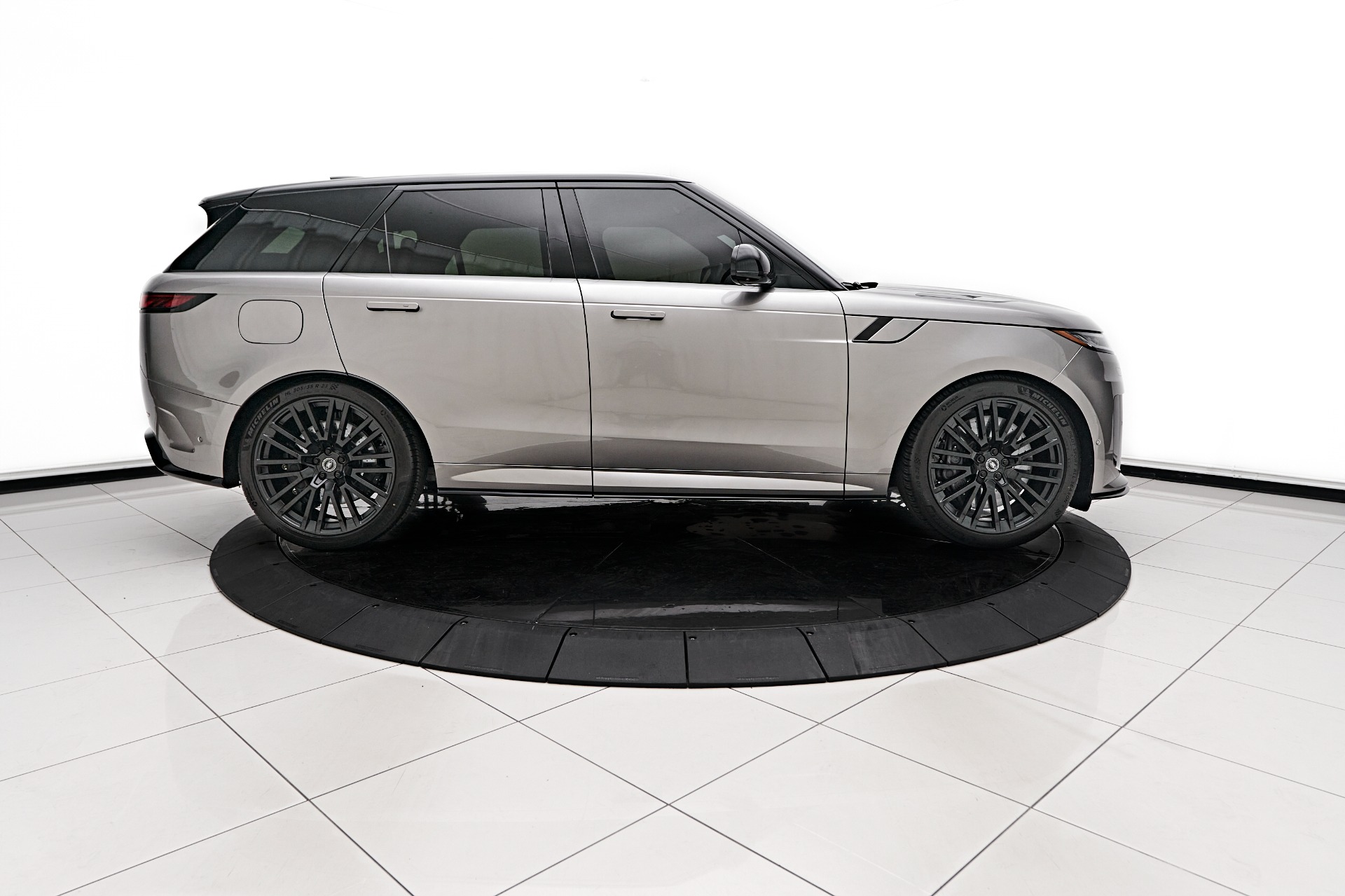 Range Rover Sport 2024 White With Black Rims