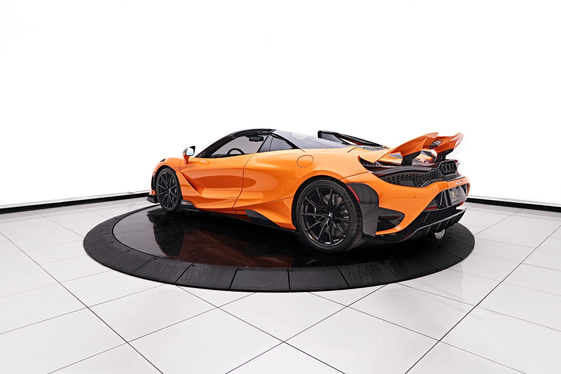 ジェルアップ Used-2022-McLaren-765LT-Base-