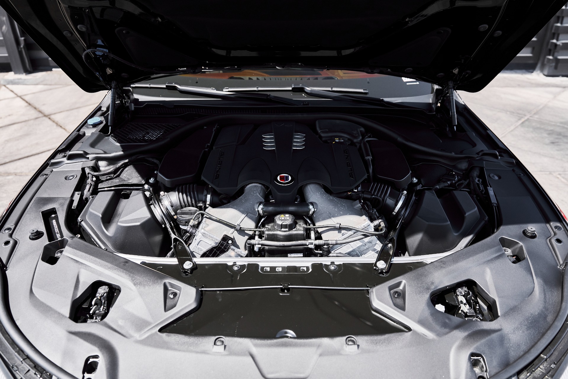 2025 BMW 8 Series Alpina B8 - Photo 19