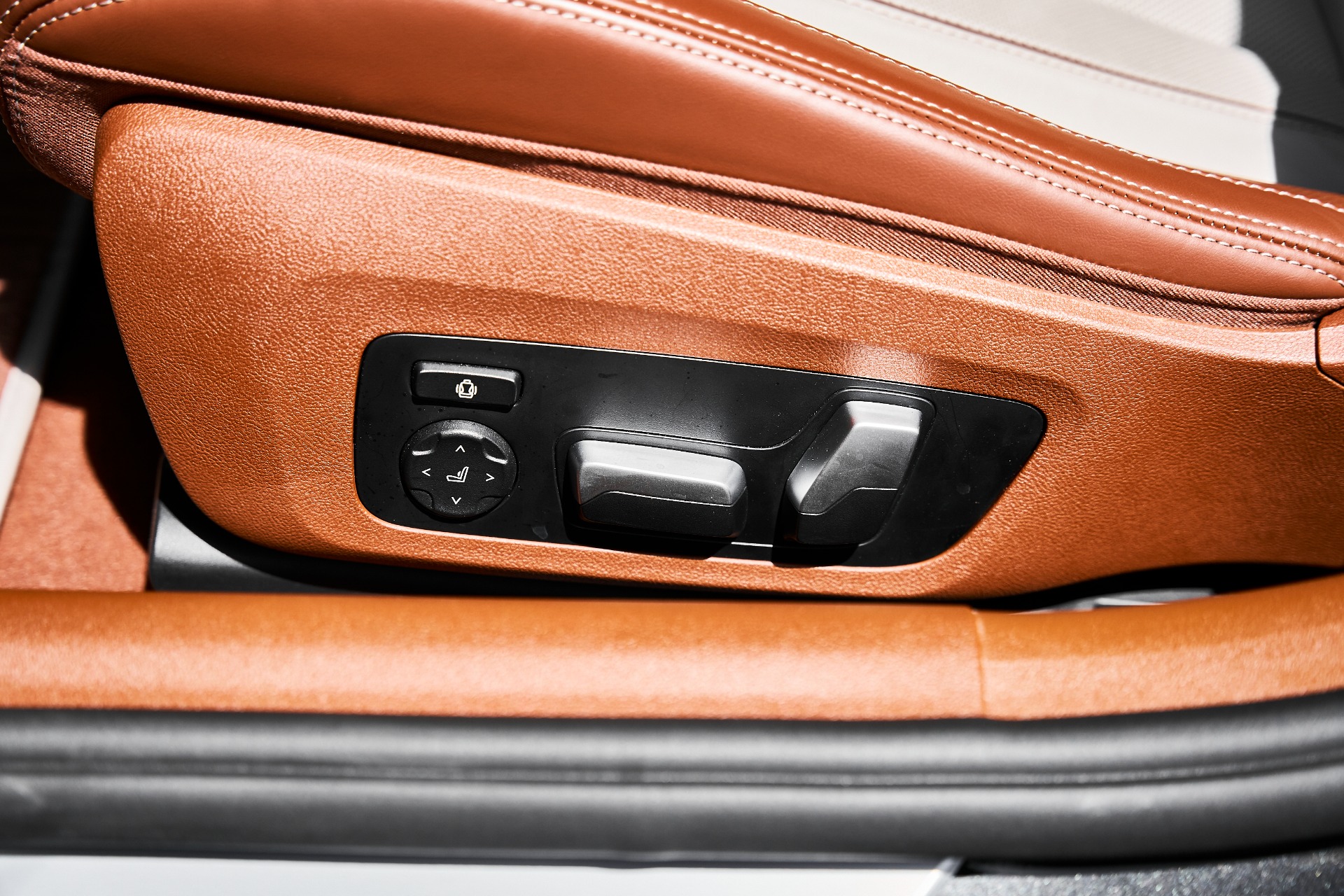 2025 BMW 8 Series Alpina B8 - Photo 43