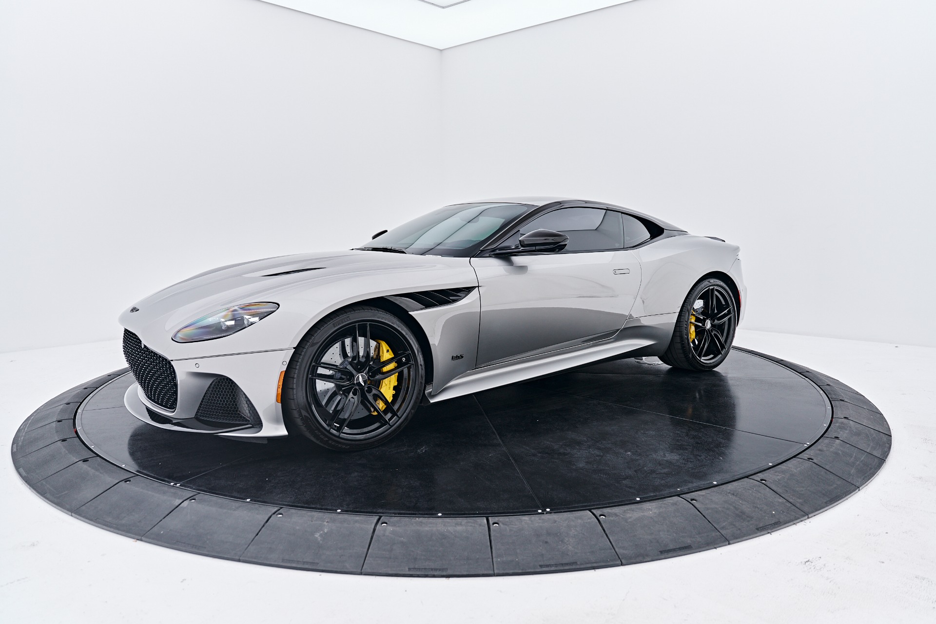 2023 Aston Martin DBS